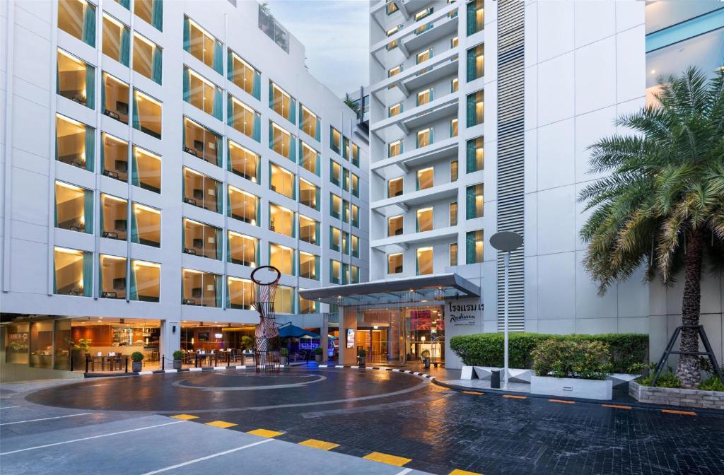 Phuket /Bangkok
 Grand Mercure Phuket /Radisson Suites Bangkok 